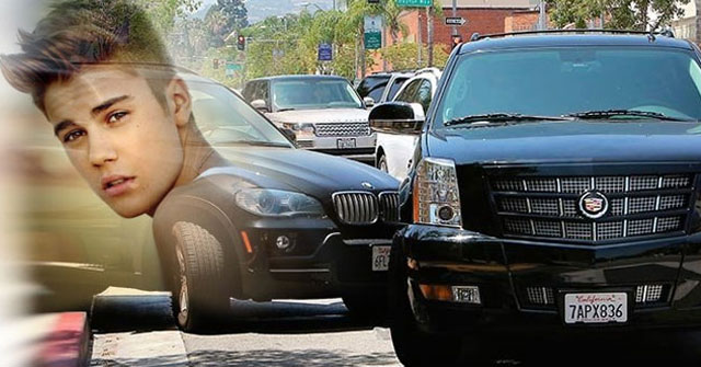 Justin Bieber manejaba su Ferrari detras de una Cadillac Escalade que lo protegía de los paparazzis