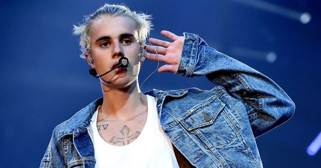 ¡Sorprendido! Fan le bajó los pantalones a Justin Bieber en República Checa (+VÍDEO)