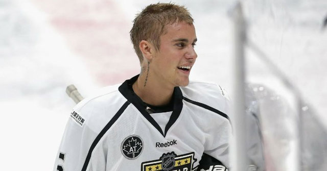 Justin Bieber estampado contra un cristal jugando hockey (+VÍDEO)