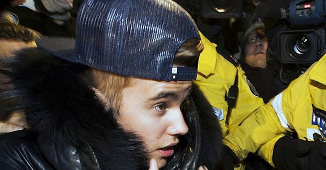 Justin Bieber entregandose a la policía de Toronto, Canadá
