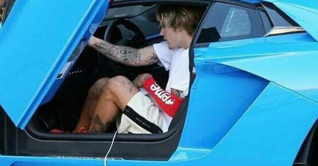 Justin Bieber usa un auto de carreras sólo para pasear