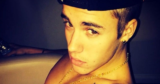 Justin Bieber le envia fotos desnudo a Selena Gómez