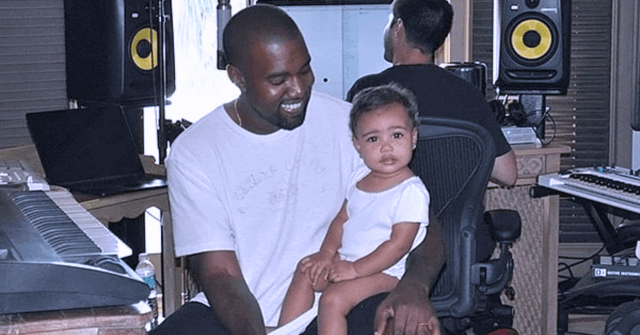 Kanye West hace ejercicio con ayuda de su hija North 