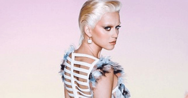 Katy Perry deslumbra al mundo luciendo como una rubia 
