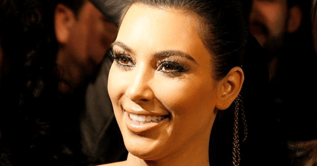 Kim Kardashian es muy sexy como marinera