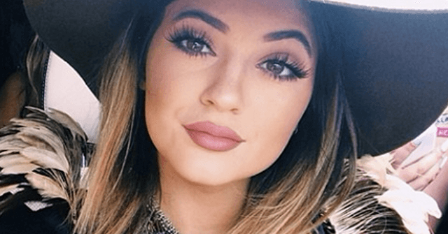 ¡Wow! Kylie Jenner mostró sus cocos de manera candente