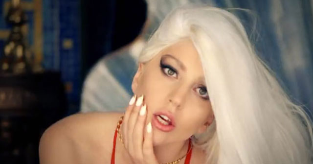 Lady Gaga enseña de más mientras se tatúa