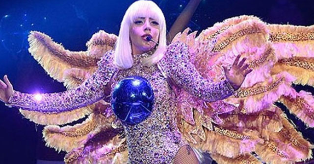 Lady Gaga arranca su gira y se desnuda en show