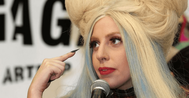 ¡Sin vergüenza! Lady Gaga muestra sus pezones en plena calle [FOTOS] 