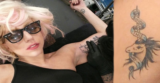 Lady Gaga luce sus tatuajes al desnudo