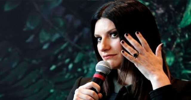 Laura Pausini golpeada por accidentalmente por una fan