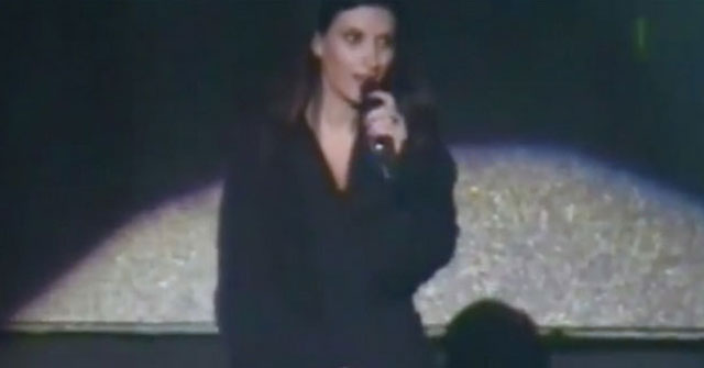 Laura Pausini con el vestido roto y expuesta a sus fans