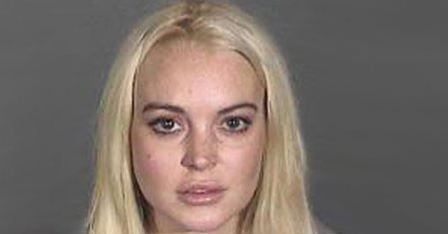Lindsay Lohan arrestada por pegarle a un peatón con su carro