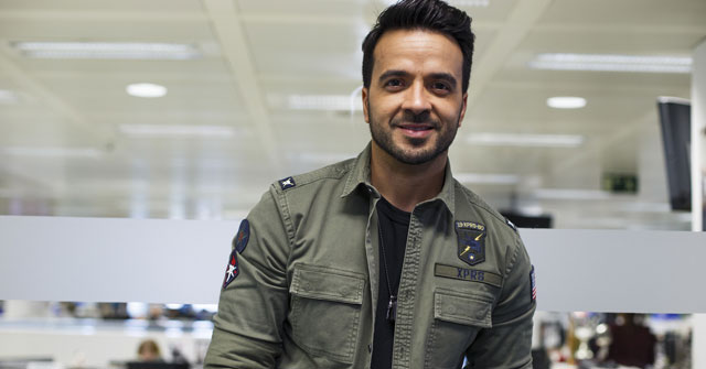 Luis Fonsi reacciona al vídeo Adamari López cantando 