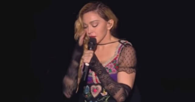 Madonna revienta en llanto en pleno concierto tras perder la custodia de su hijo | VIDEO