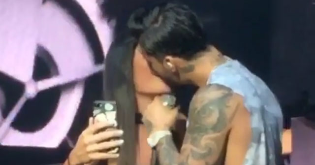 Maluma besa a fan 
