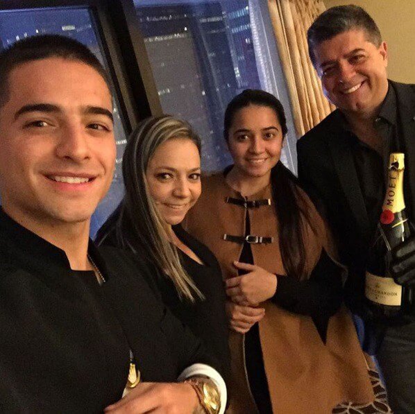 Maluma junto a su familia