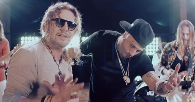 Nicky Jam y Fher de Maná bailando en el video De Pies a Cabeza