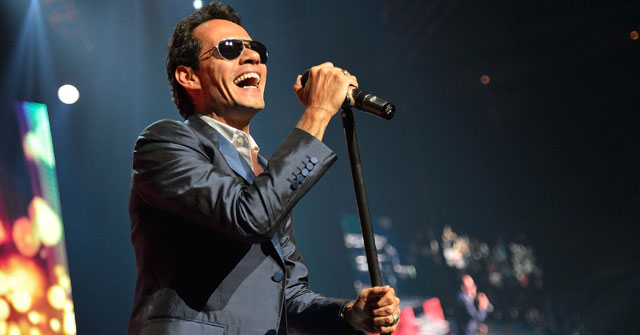 Marc Anthony compartió fotografías besándose con varios hombres y una mujer (+FOTOS)