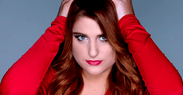 Meghan Trainor se enredó con sus tacones tras interpretar Me Too, su nuevo sencillo