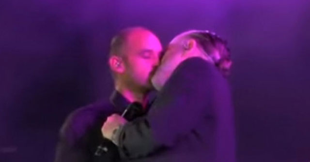 Miguel Bosé sorprende con tremendo beso durante concierto