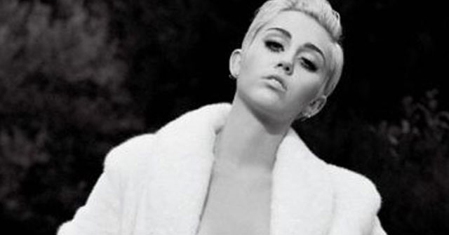 Miley Cyrus publica desnudo completo