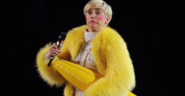 Miley Cyrus baila con banana gigante en las piernas