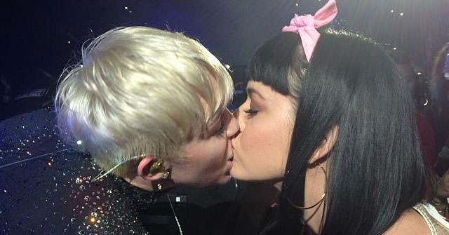 Miley Cyrus besa a Katy Perry durante concierto