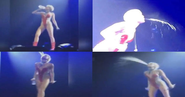 Miley Cyrus escupe agua a sus fan y a ellos les encanta