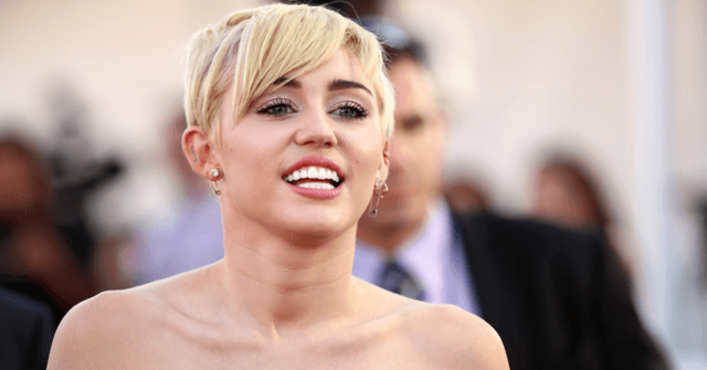Miley Cyrus mostrando sus axilas peludas