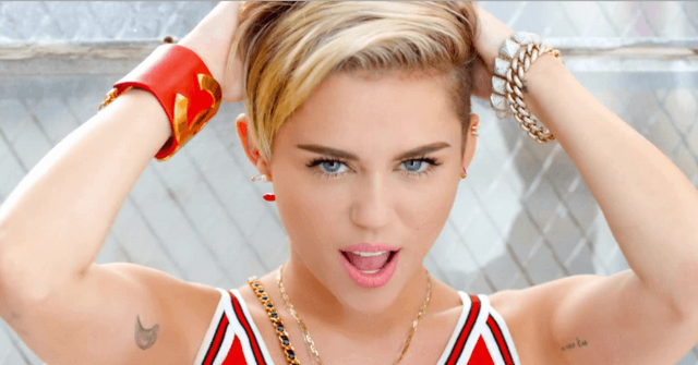 Miley Cyrus se pinta sus largos vellos de las axilas 