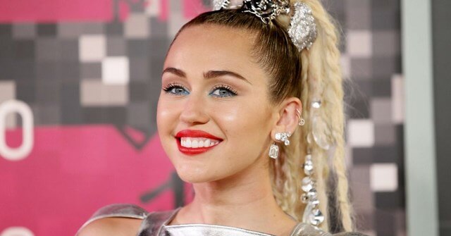 ¡Sin querer! A Miley Cyrus se le escapó un pezón en los premios MTV VMA 2015 [VIDEO]