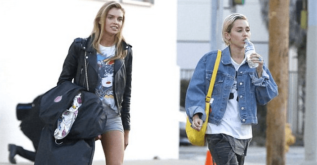 Miley Cyrus y Stella Maxwell pilladas dándose besos en un restaurante