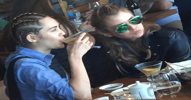 Miley Cyrus y su novia Stella Maxwell en un restaurante