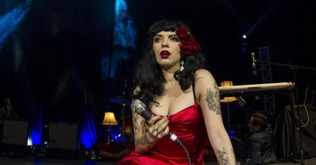 Mon Laferte se despide de los escenarios