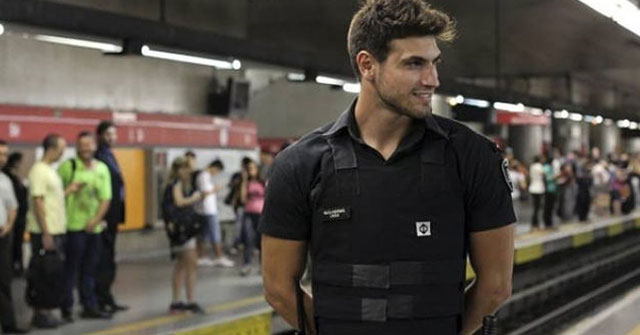 Policía guapo del Metro de Brasil