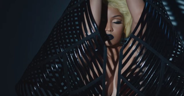 ¡QUÉ ATREVIDA! Nicki Minaj apareció sin sostenes en la versión remix de “Krippy Kush”
