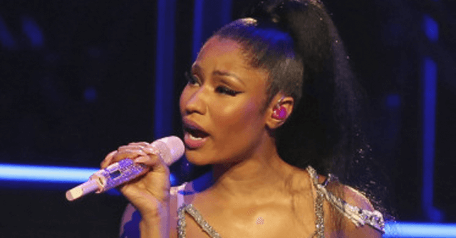 ¡Oops! Nicki Minaj casi lo muestra todo en pleno concierto [FOTO]