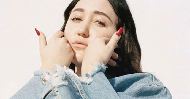 Noah Cyrus vende sus lagrimas a 12 mil dolares 