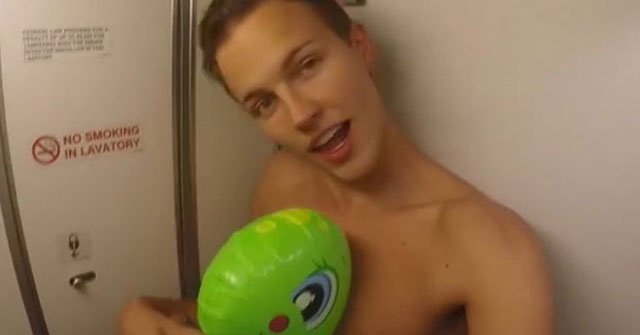 Jerome Jarre se quita la ropa en el avión