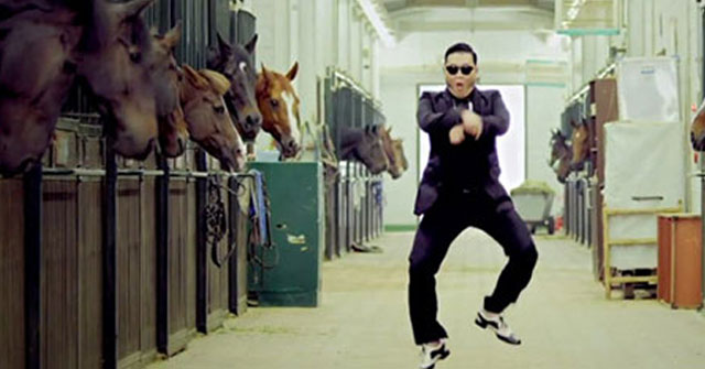 PSY en Gangnam Style, El Baile del Caballo
