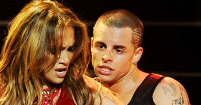 Casper Smart se tatúa el nombre de J-Lo en su parte íntima