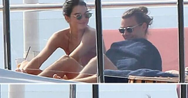 Harry Styles en el mar junto a Kendall Jenner