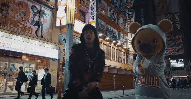 Ozuna se fue a bailar por Japón con un peluche gigante (+VIDEOCLIP)
