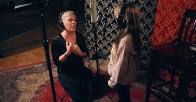 Hija de Pink sorprende al cantar 