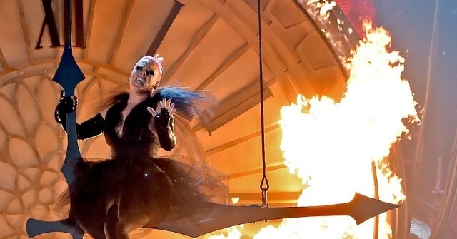 Con acrobacias y fuego Pink le dio un estilo único a los Billboard | VIDEO 