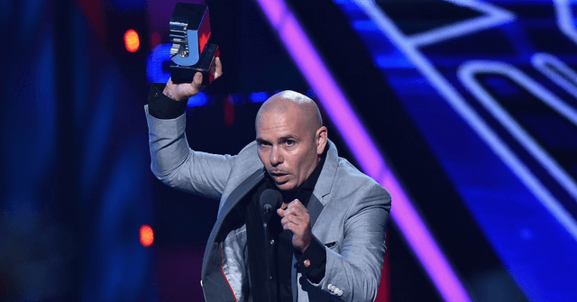 Las fuertes palabras de Pitbull hacia Donald Trump en los Premios Juventud 