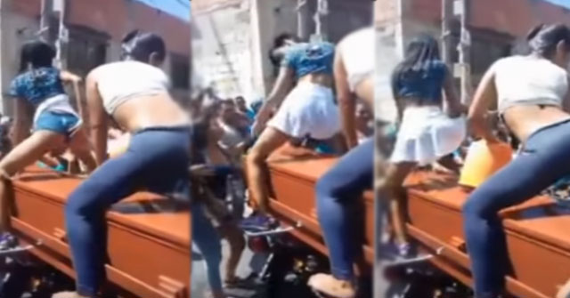 Mujeres venezolanas bailan a urna