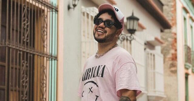 Reggi “El Auténtico” asegura en su tema que: <em>“En el mar te ves mejor”</em>
