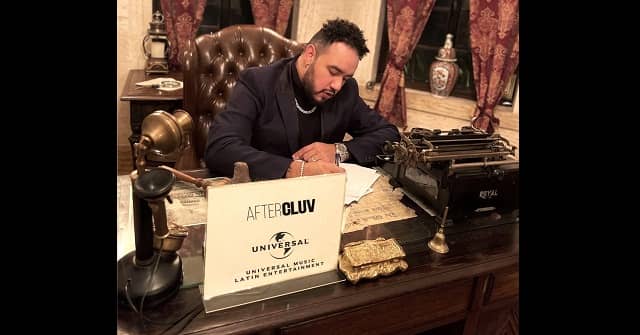 Reggi “El Auténtico” firmando contrato discográfico